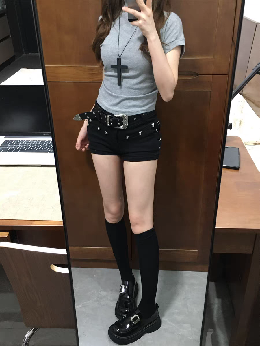 スタッズローウエストデニムショートパンツ TK0551